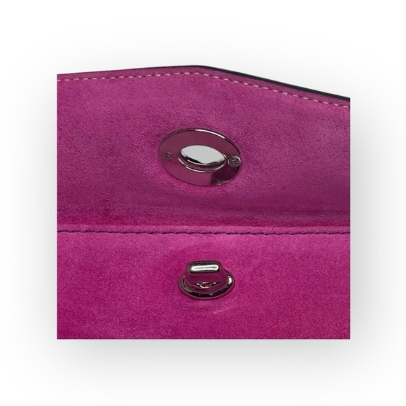 Vintage 90’s: Coach ❃ Suede Turnlock Wristlet Bag ❃ Magenta + Silver Hardware ❃ - Picture 11 of 16